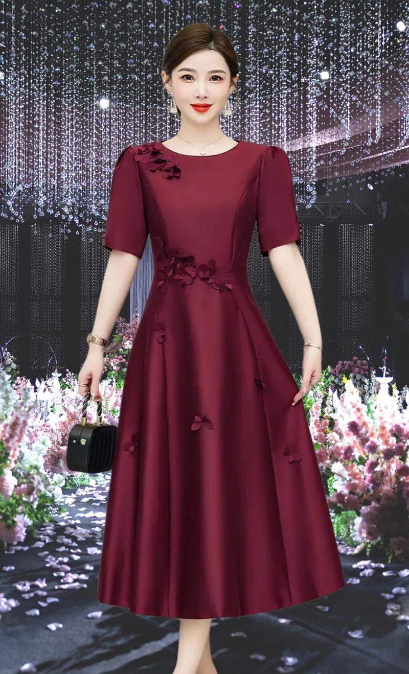微胖妈妈穿A字酒红晚礼裙婚礼现场