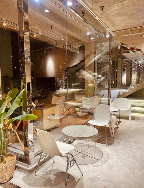 商圈咖啡店内原创服装品牌合作展示区实景
