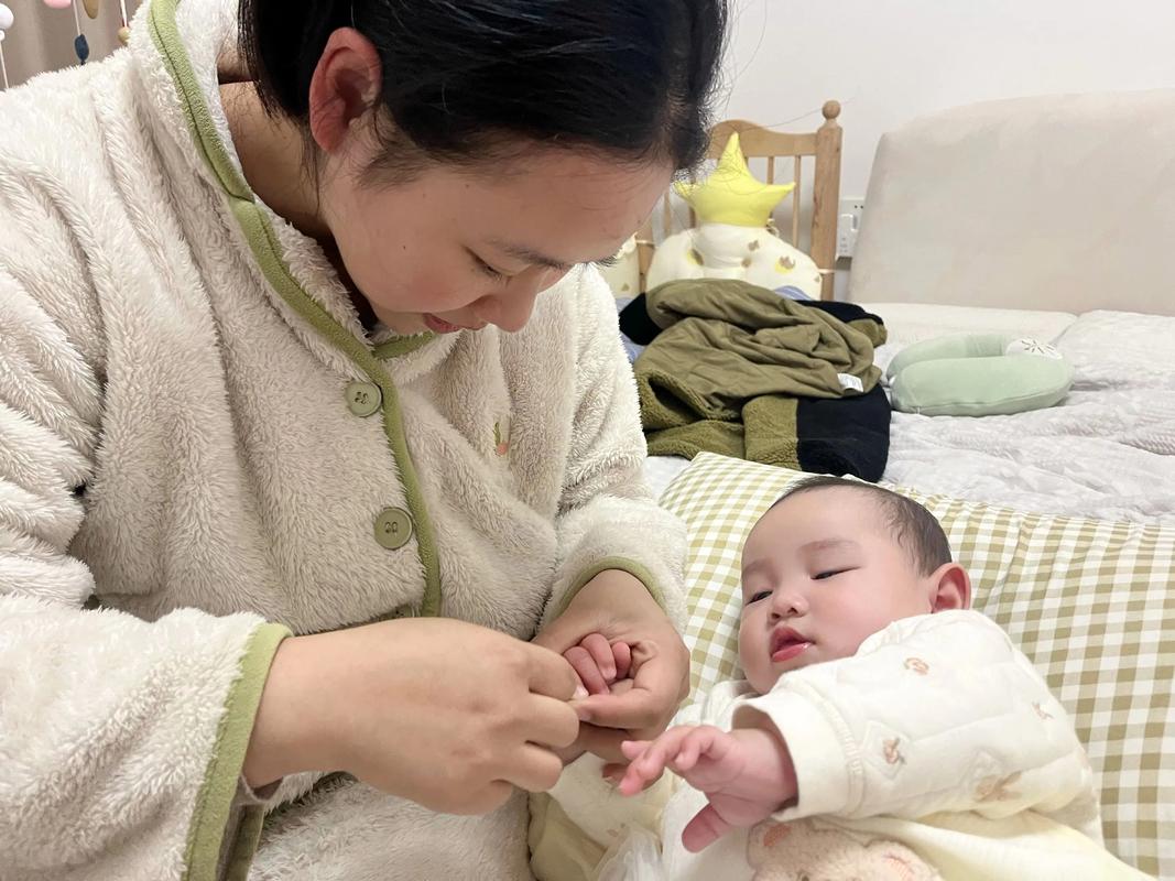 新手妈妈在宝宝熟睡时俯身剪指甲的实拍场景