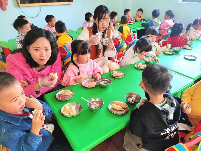 幼儿园门口家长接孩子聊吃饭日常场景