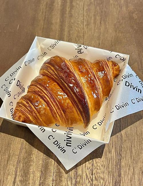 手工制作的焦化黄油可颂成品特写
