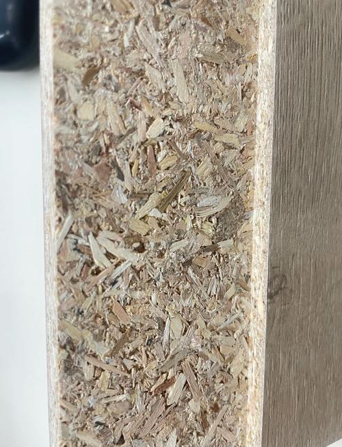 受潮发胀的颗粒板柜体断面实拍
