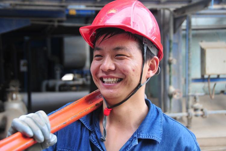 工厂车间工人面部表情特写