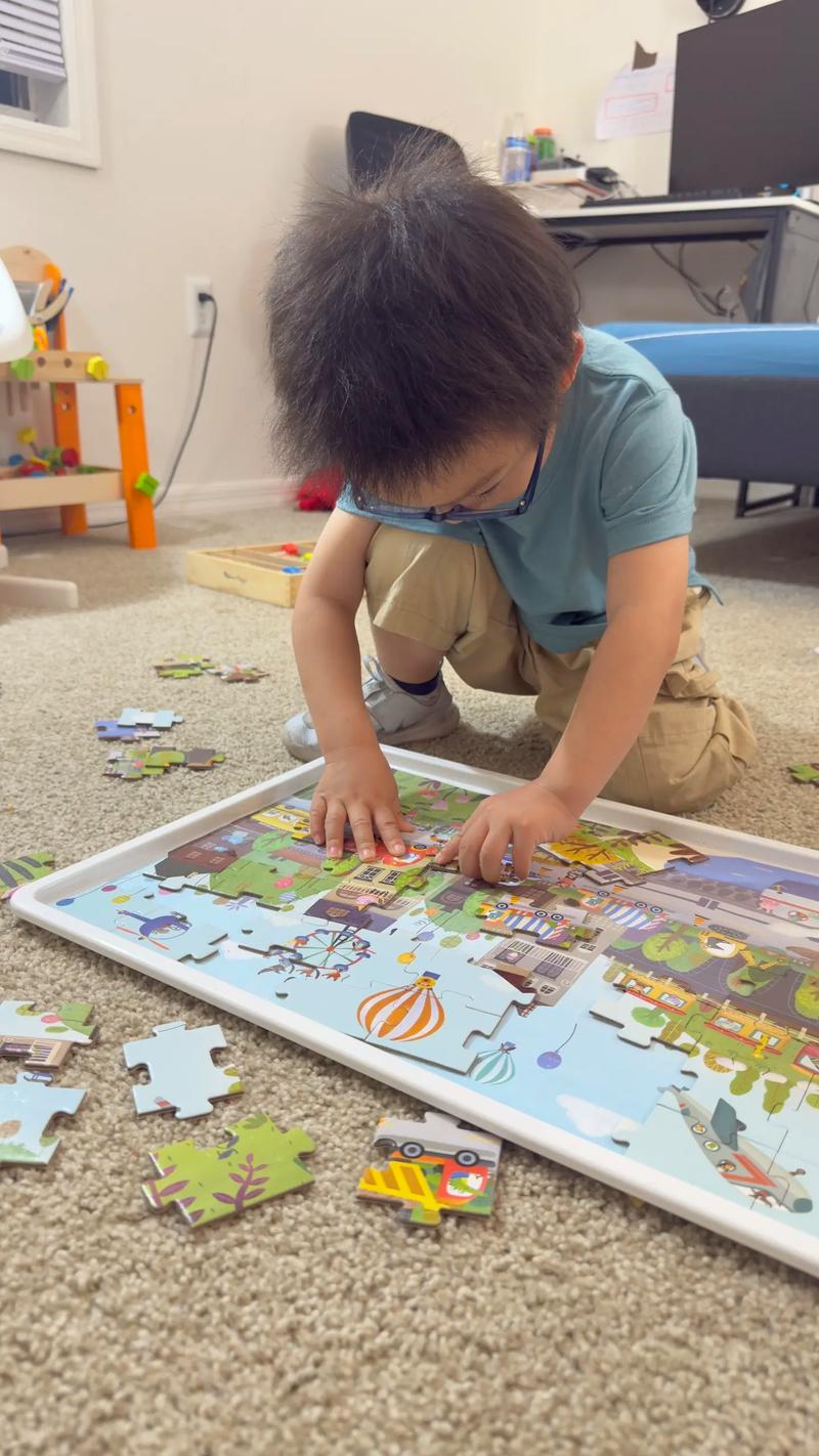 孩子专注拼图温馨特写