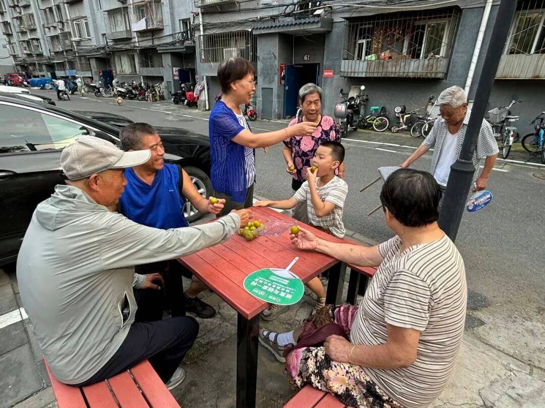 城市小区邻里楼下闲聊日常场景