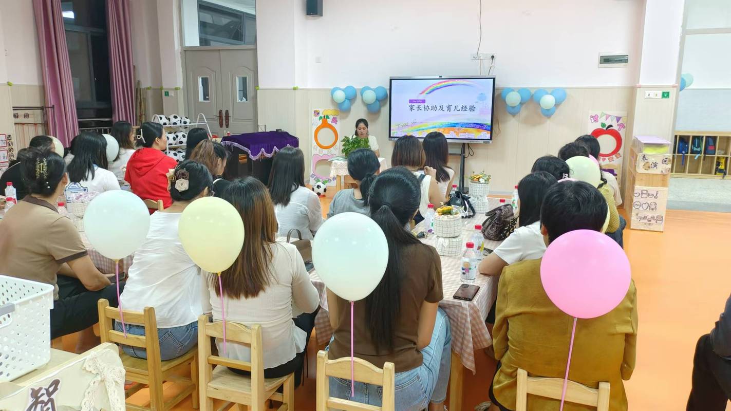 幼儿园家长会后老师和家长单独沟通场景