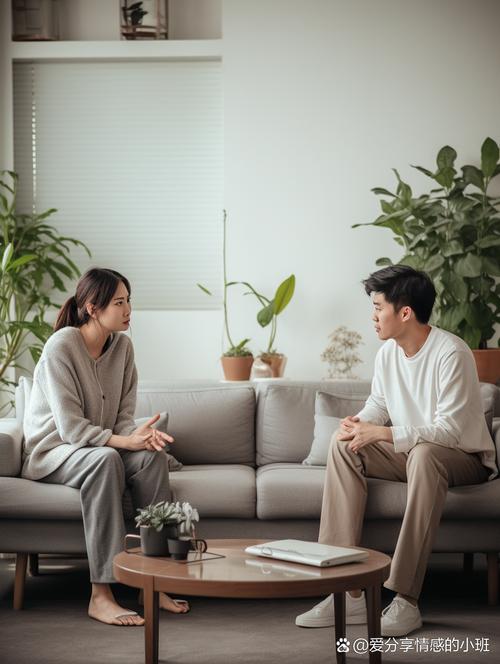 客厅夫妻讨论婚后财产约定日常场景