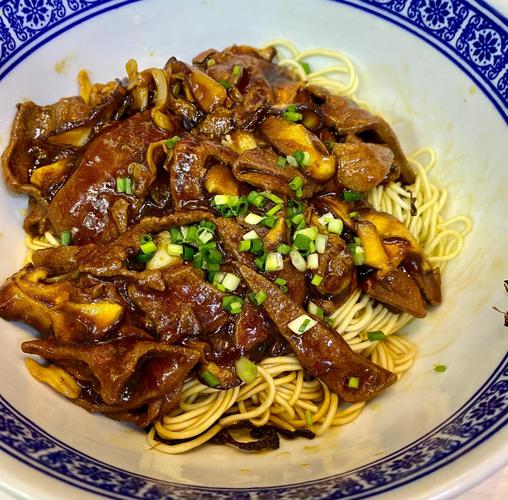老上海本帮辣肉爆鱼双浇面成品图