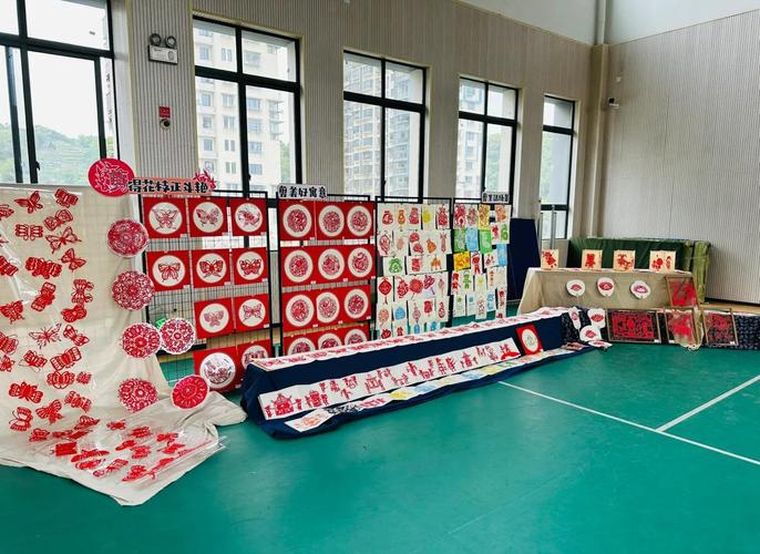 非遗进校园学生剪纸作品展示墙