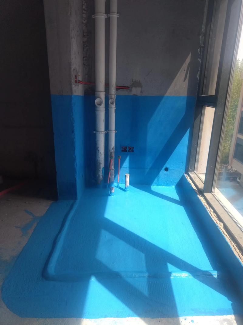 水电走顶施工实拍<strong>问：防水怎么做才不坑？</strong><br>
答：卫生间防水是命。
墙面用刚性防水，贴砖牢；地面用柔性防水，抗拉伸好。淋浴区刷到1.8米高，其余区域30公分就行——但记住，门套处也要刷，很多师傅偷懒忽略。
闭水试验48小时，去楼下邻居家看，管根、墙角拿手电照着看，没有渗水才算过。
❌ 常见误区：觉得防水层越厚越好。错！太厚容易开裂，薄涂多遍才是正道，至少两遍，交叉涂刷。
我家当时用了堵漏王先处理管根，再刷防水，这么多年一点儿事没有。<strong>问：瓦工结束怎么验收？</strong><br>
答：带个空鼓锤，敲敲敲。单片砖空鼓率超过5%就得返工，尤其是要钻孔的地方，比如花洒底座，一钻就裂。
四角平整度拿水平尺卡，误差超2毫米的，日后家具靠墙留条缝，强迫症得疯。
卫生间地漏切割成回字形，排水快，还好看。别听师傅说“都一样”，难看死了。
✅ 一个小技巧：买点彩色美纹纸，把需要整改的地方贴出来拍照，发给工长，清清楚楚，谁也不赖账。<h2><span class=