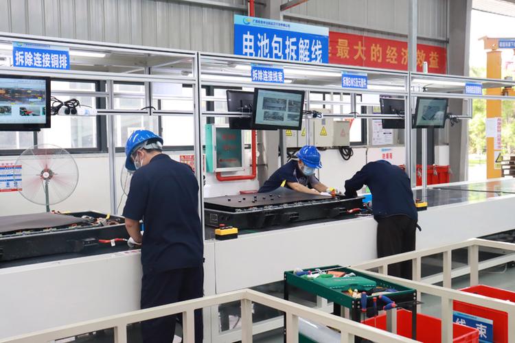 新能源动力电池梯次利用拆解车间现场