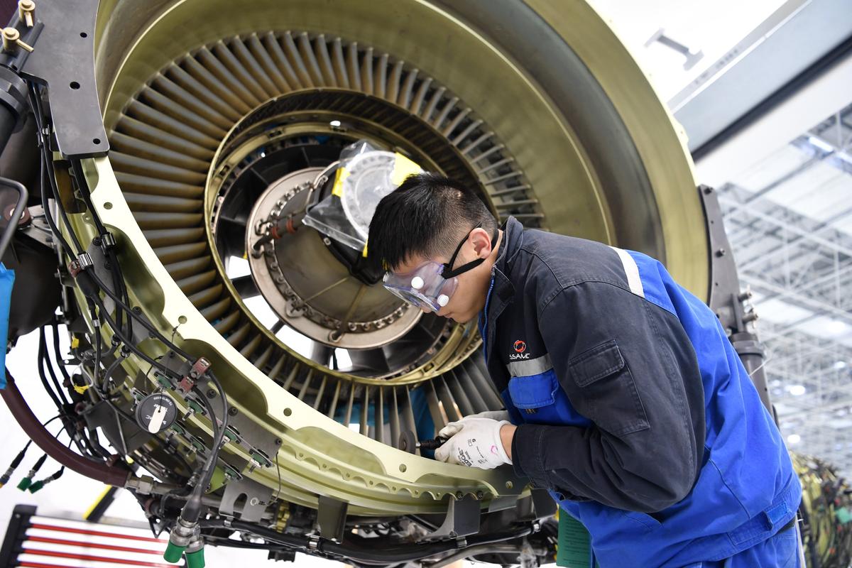 航空发动机维修老师傅手工打磨叶片现场照片