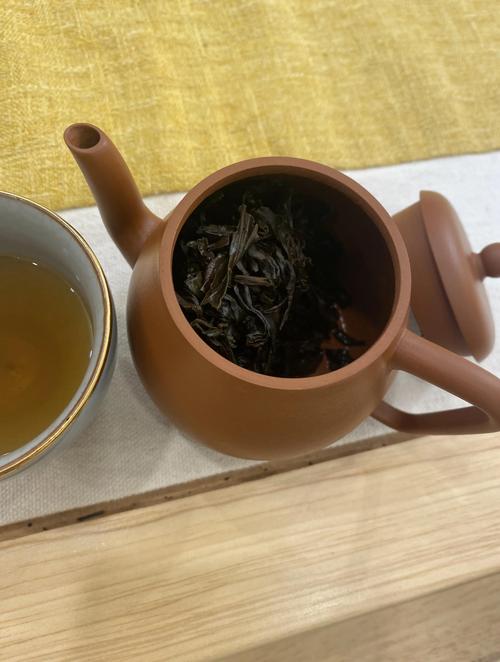 紫砂壶冲泡乌龙茶的特写
