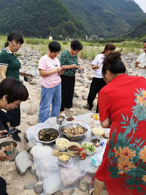 南漳巡检农家乐炕漳河小野鱼配苞谷粑粑实拍