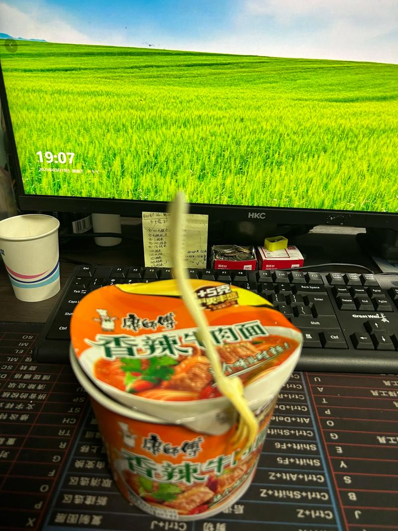出租屋桌上放着一碗泡面和揉皱的招聘报纸