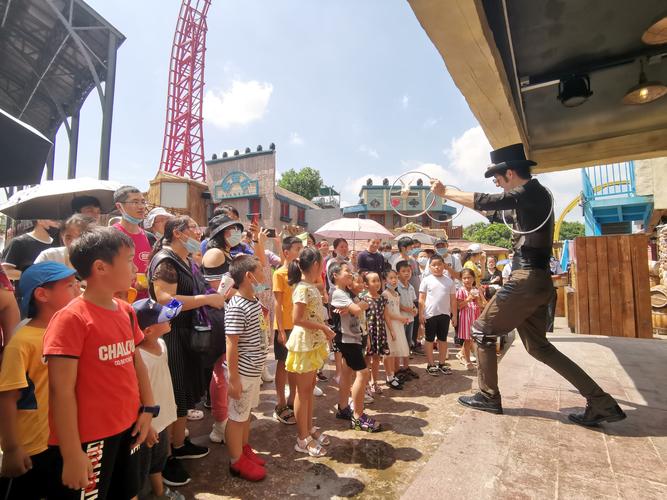 街头魔术表演围观人群注意力集中瞬间照片