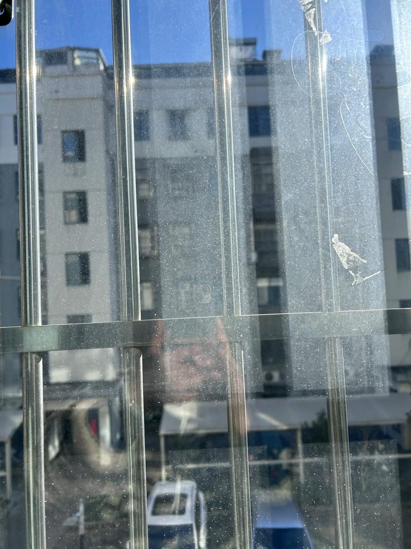 磨砂玻璃清洁前后对比