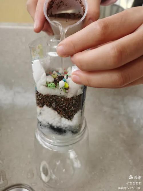 儿童在家做污水过滤净水实验场景