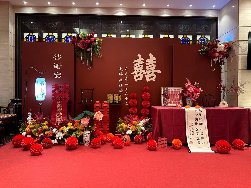 中式答谢宴圆桌布置，红色喜庆氛围