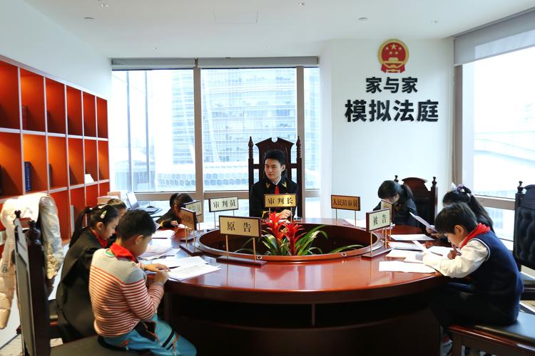 上海家事法庭门口当事人与律师交谈