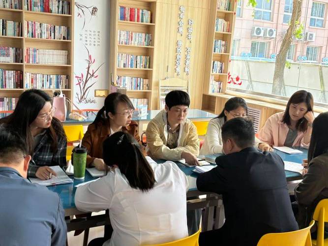 教师转正公开课中学生小组讨论场景
