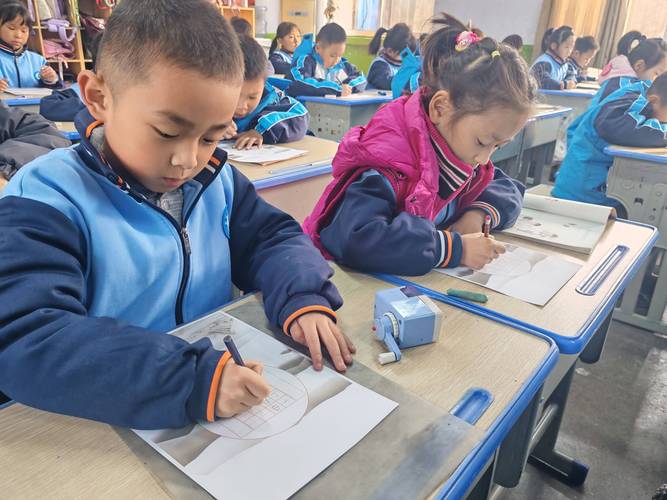 小学低年级课堂学生结合生活实物认汉字场景
