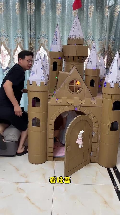 父母和幼儿一起玩纸箱城堡游戏