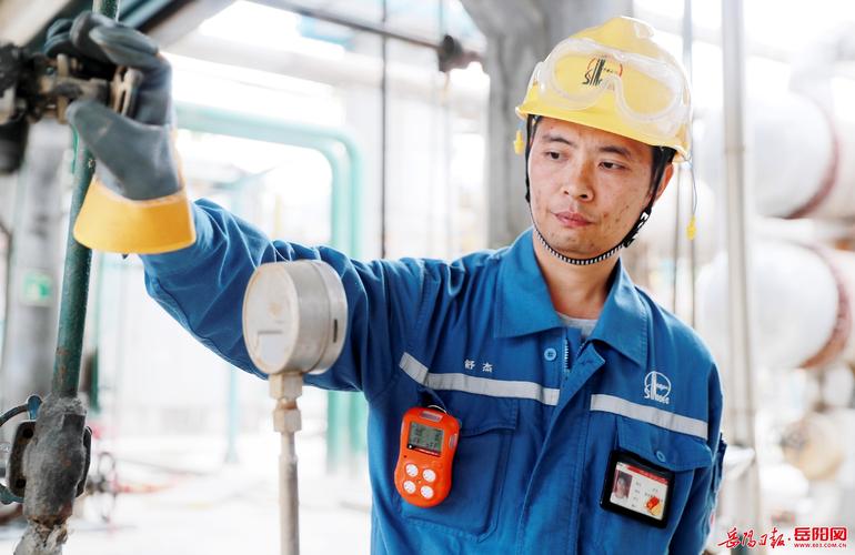 石化厂区工人佩戴安全预警工业可穿戴手环巡检
