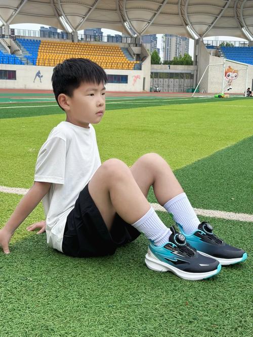 七岁男孩闹脾气站家门口穿鞋图