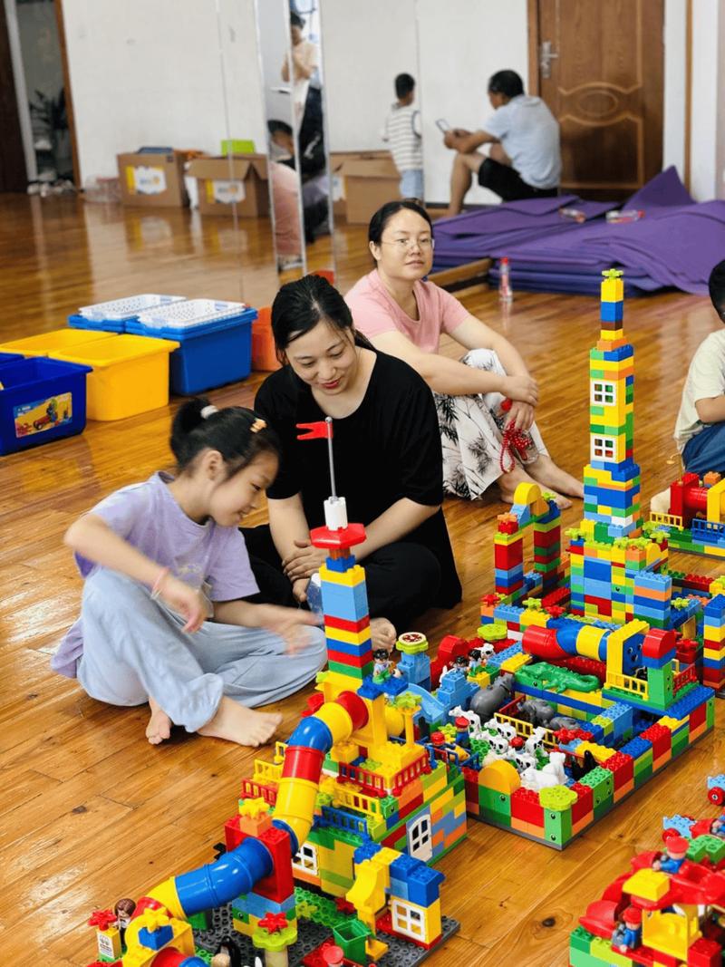 亲子积木搭建认知差异场景图