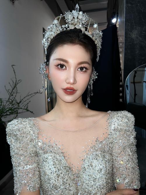 不同脸型新娘佩戴皇冠效果对比图