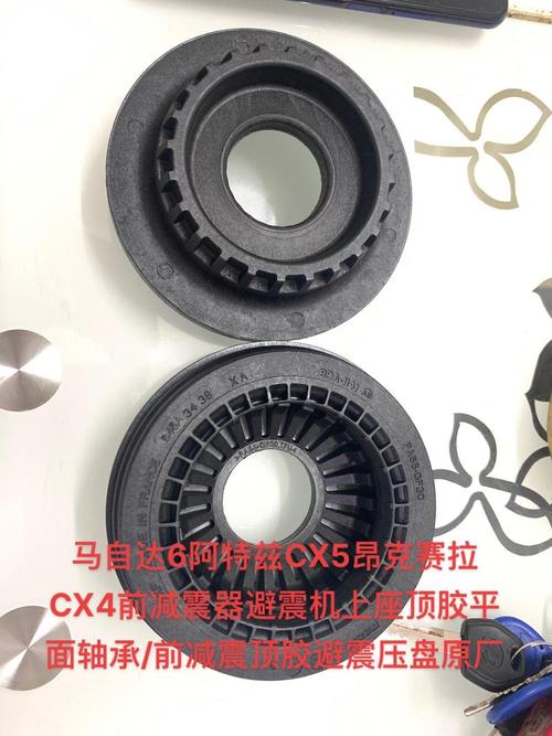 车主手扶汽车避震塔顶检查平面轴承