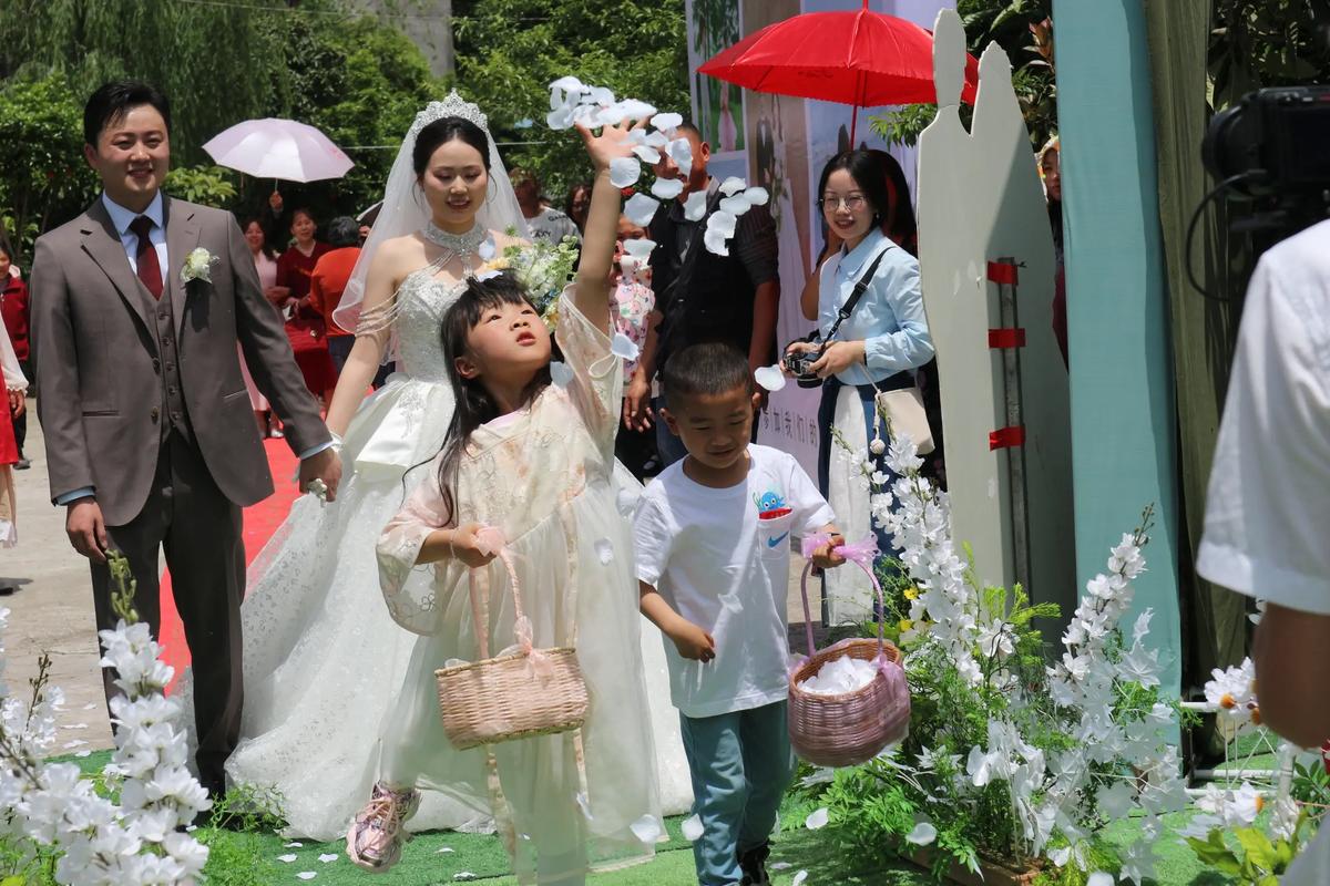 婚礼上小花童送松果给新郎的温馨瞬间