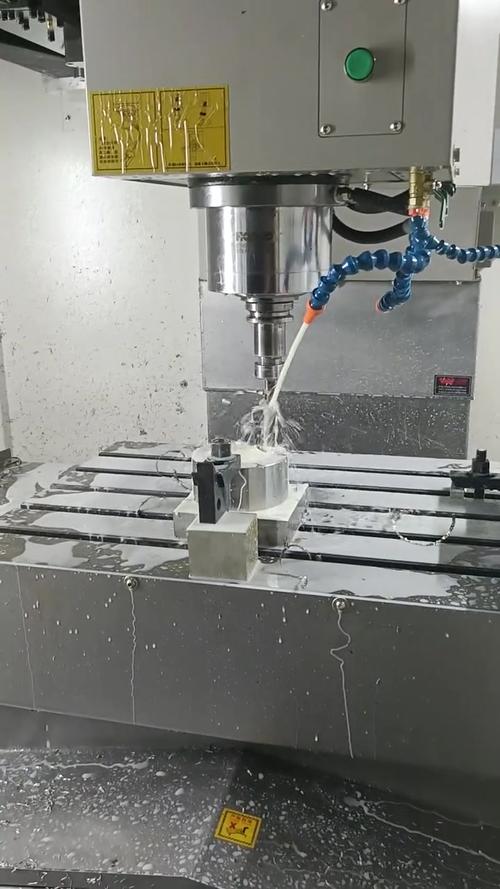 大型数控钻床工件钻孔加工现场