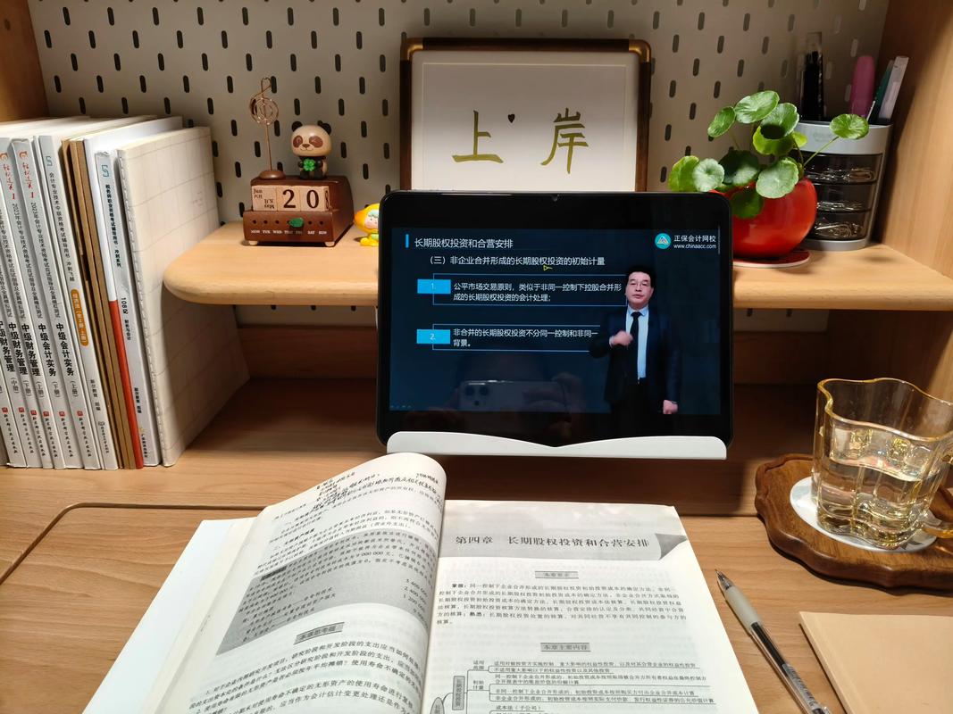 家中书桌开着在线课程手机放旁边亮着社交软件