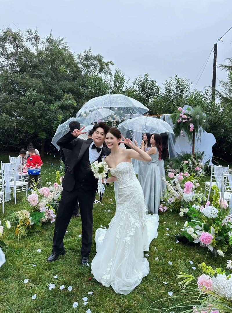 户外草坪婚礼突发下雨新人相视大笑