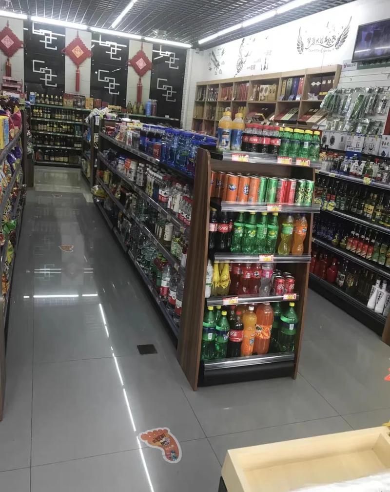 快消品经销商给社区便利店整理货架