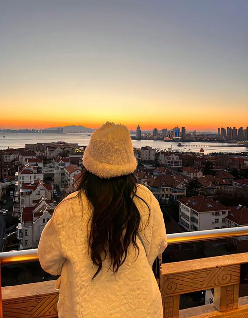编织毛衣爱好者抬头远眺窗台场景
