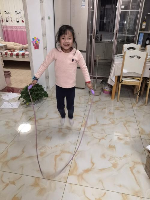 家庭旧储物柜翻出的儿童跳绳实拍