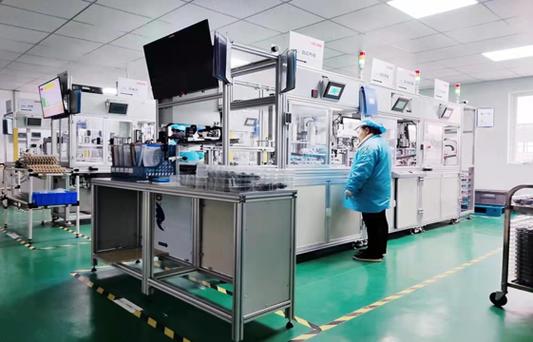 工厂车间内布满油污和干扰的物联网传感器安装实景