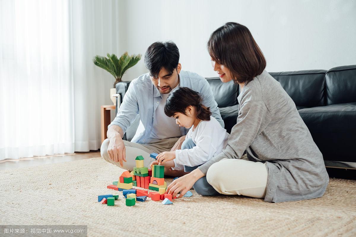 工业职工家庭客厅全职爸妈陪孩子拼积木