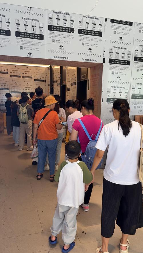 小区单元楼门口排队等电梯的年轻人