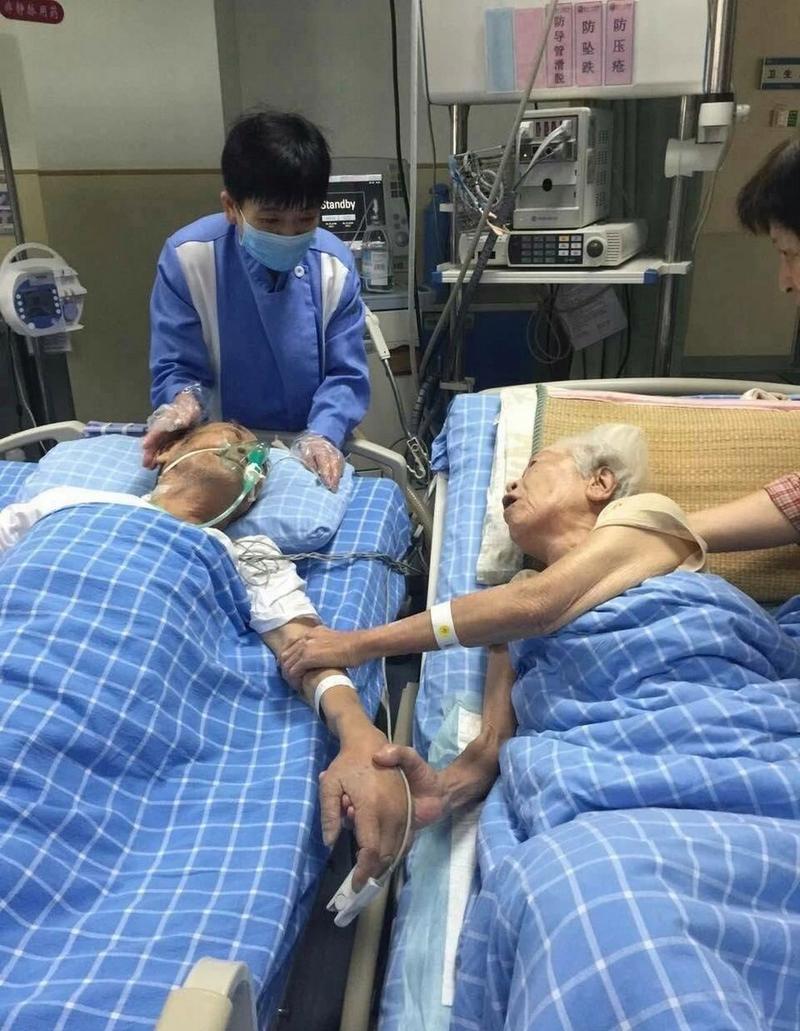 夫妻双方在病床前争吵医疗费用场景