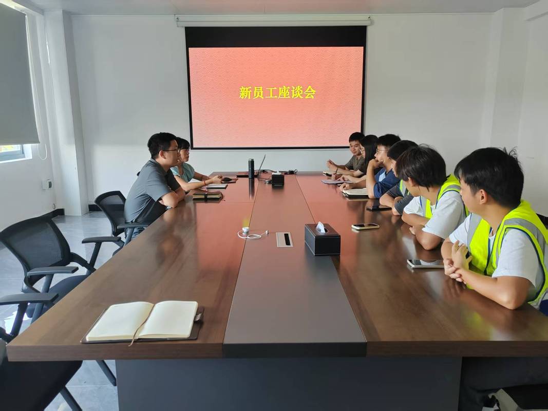 制造企业员工关怀座谈会现场 二胎家庭员工交流场景