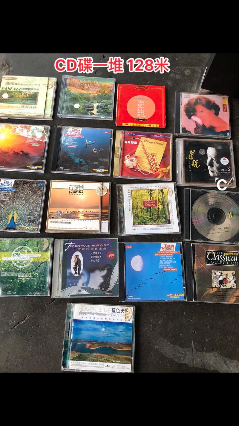 一摞堆叠的经典摇滚CD唱片封面