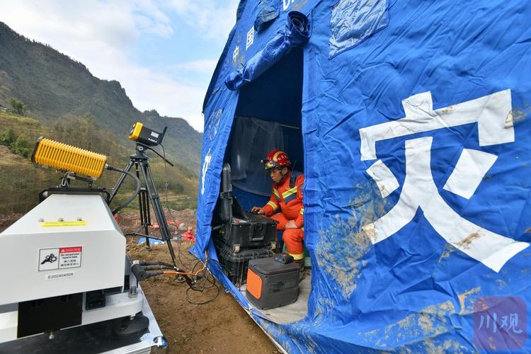 应急救援队员使用毫米波雷达在滑坡灾害现场开展人员定位
