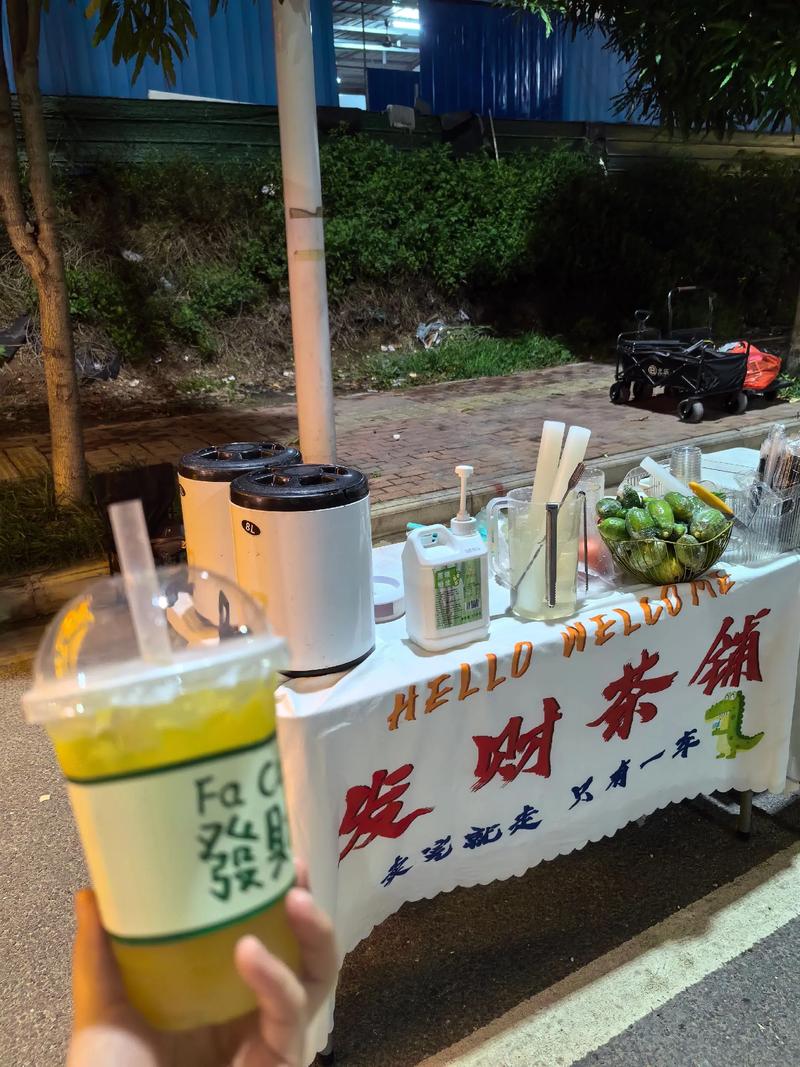 夜市地摊卖手打柠檬茶的年轻人忙碌场景
