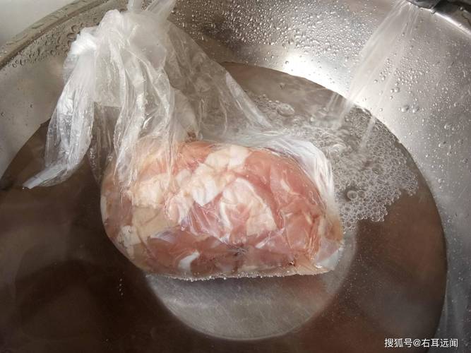 密封袋冷水浸泡解冻冻肉图
