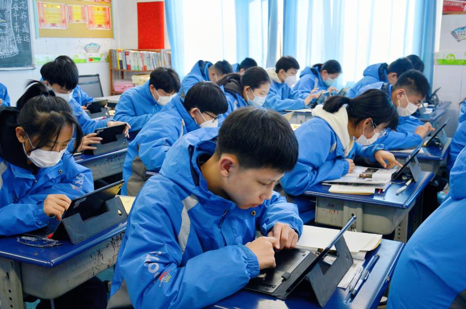 滇西县城中学学生使用平板操作虚拟实验室场景