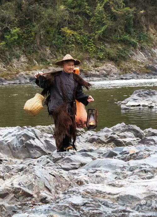 渔梁坝守坝老人补渔网近景